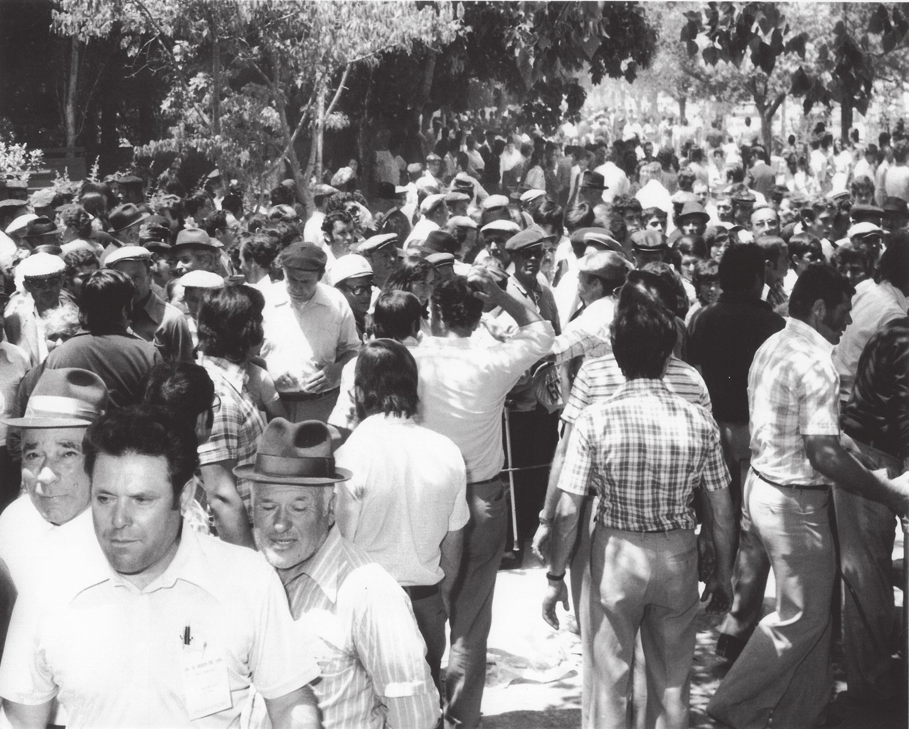 Multidão reunida em Rio Maior, 1975
