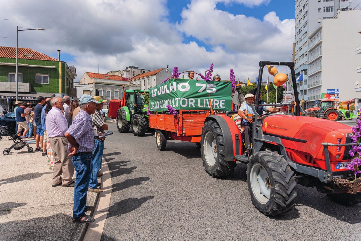 Tratores em desfile no centro de Rio Maior