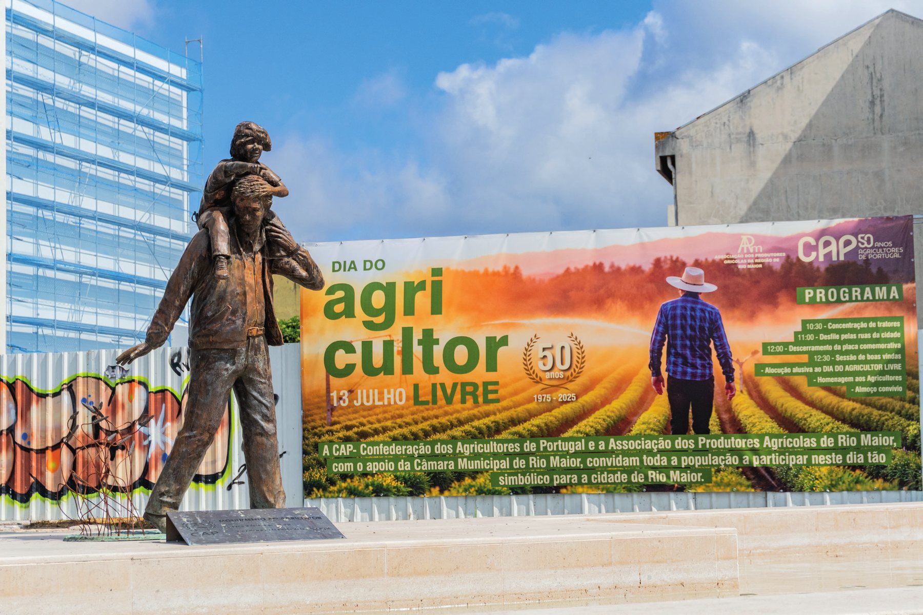 Monumento ao Agricultor Livre, com painel comemorativo dos 50 anos
